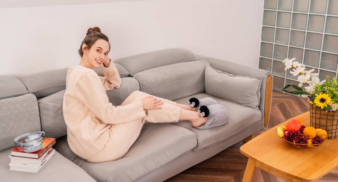 Suitable for men and women's plush penguin slippers